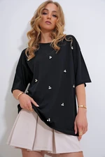 Trend Alaçatı Stili Women&#39;s Black Crew Neck Oversize Pearl and Stone Embroidered T-Shirt