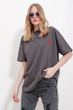 Trend Alaçatı Stili Women's Anthracite Crew Neck Heart A Embroidered Two Thread Oversize T-Shirt