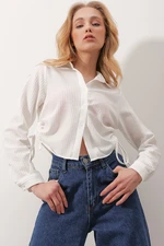 Trend Alaçatı Stili Women's White Crop Shirt with Adjustable Elastic Sides, Self-Texture