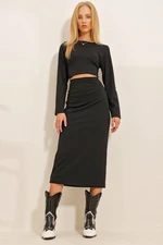 Trend Alaçatı Stili Dámsky čierny crop top s okrúhlym výstrihom a midi dĺžkou menčestrovou sukňou