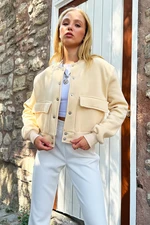 Trend Alaçatı Stili Dámské Cream Snap Uzavření Dvojité Kapsy Vnitřní Raising Crop Jacket