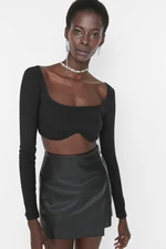 Černý pletený crop top s detaily u krku od značky Trendyol