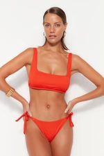 Trendyol Red Bralette textúrovaný top bikín