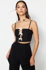 Trendyol čierny krátky podšitý tkaný bustier s detailom okienka/vystrihnutým detailom