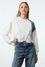 Trendyol Ecru Denim Garni and Embroidery Detail Crop/Short Relaxed Knitted Sweatshirt