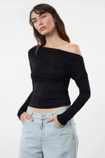 Trendyol Black Plain Premium Soft Fabric Fitted/Fits the Body Boat Neck Knitted Blouse