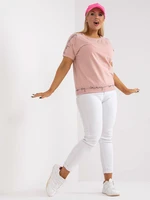 Zaprášená růžová halenka plus size s textem na rukávech