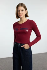 Trendyol Claret Red Slogan Printed Fitted/Fits Body Flexible Rib Crop Knit Blouse