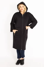Dámsky čierny kabát Šans vo veľkosti plus s detailmi zipsu a kapucne