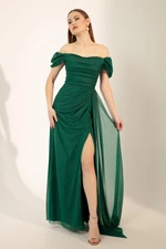 Lafaba dámské smaragdově zelené večerní šaty s lodičkovým výstřihem, dlouhým třpytivým přehozem a rozparkem.