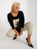 Dámská černá halenka plus size s delším zadním dílem