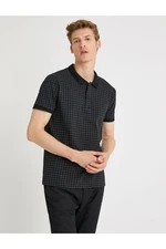 Pánske čierne kockované bavlnené polo tričko s výstrihom Koton Slim Fit.