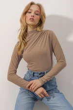 Trend Alaçatı Stili Women's Milk Brown High Neck Draped Shoulder Sandy Crop Blouse