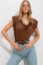 Trend Alaçatı Stili Women's Brown Cuffed Collar Shoulder Padded Soft Textured Blouse