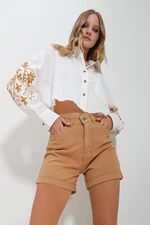 Trend Alaçatı Stili Women's White Embroidered Sleeves Single Pocket Crop Shirt