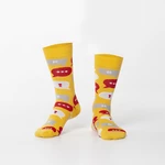 Žluté pánské ponožky ve zprávě