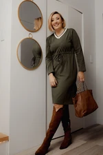 Sukienka plus size z wiązaniem w talii w kolorze khaki