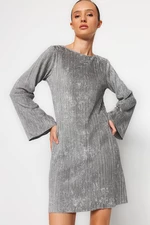 Trendyol Grey plisovaná zamatová áčková línia/zvončekovité formálne svetlice s výstrihom lode/španielske rukávy mini pletené šaty