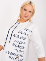 Bavlněná halenka ecru plus size s nápisy