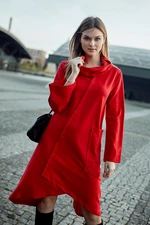 Trapezoidal red dress with a wide turtleneck