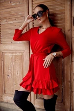 Jednoduché šaty s volánikmi a červeným opaskom