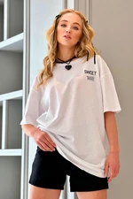 Trend Alaçatı Stili Women's White Crew Neck Sweet Embroidered Oversize Unisex T-Shirt