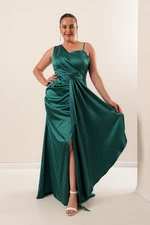 Autor: Saygı Na jednej strane dlhé saténové šaty smaragdové