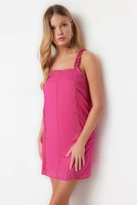 Trendyol rózsaszín egyenes szabású miniruha szőtt béléssel és csipke részletekkel