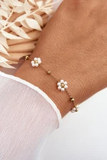 Fashionable bracelet with white gold flowers