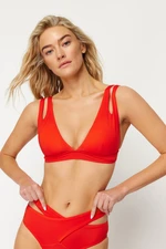 Trendyol červený trojúhelníkový bikini top s výřezem/okénkem