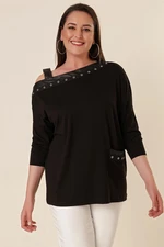 By Saygı Lycra blouse with eyelets and eyelets in one strap is also black with one pocket.