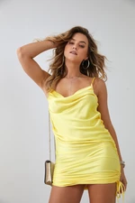 Žlté vypasované šaty s volánikmi