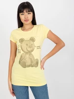 Světle žluté vypasované tričko s aplikací medvídka