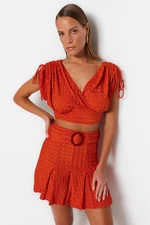 Trendyol pletená mini sukňa s volánikmi a opaskom v tvare dlaždíc