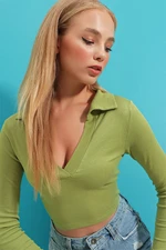 Trend Alaçatı Stili Women's Pistachio Green Polo Neck Corduroy Crop Blouse with a Soft Texture