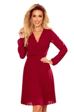 Pleated dress with a neckline and long sleeves Numoco