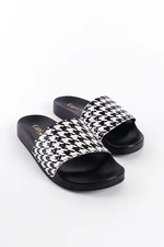 Capone Outfitters Women's Slippers