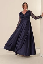 Dlouhé saténové večerní šaty Saygı Plus Size v námořnické modré barvě s tylovými rukávy, třpytivými detaily a plisovaným předním dílem
