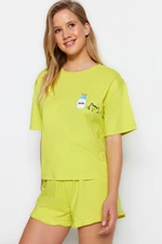 Súprava pyžama s krátkymi nohavicami a tričkom z ľahkej zelenej bavlny s potlačou od značky Trendyol