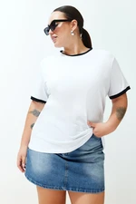 Trendyol Curve Bílý T-shirt s barevnými bloky a detaily v boyfriend stylu