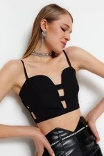 Trendyol černý crop top s podšívkou a detaily výřezů