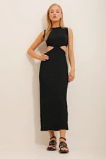 Trend Alaçatı Stili dámsky čierny outcut strih, šaty s vlastnou textúrou midi dĺžky