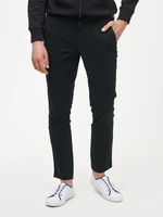 Čierne pánske nohavice GAP Slim Fit