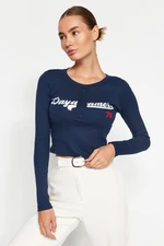 Trendyol Navy Blue Motto Printed Fitted/Sleeping Stretchy Rib Crop Knitted Blouse