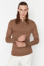 Trendyol pánsky priliehavý sveter s gombíkmi a polovičným rolákom v základnom pletenom dizajne v odtieni norky.
