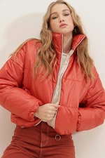 Dámsky kabát Trend Alaçatı Stili v tehlovej farbe so stojacim golierom, dvoma vreckami a elastickým pásom.