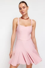 Elegantné večerné šaty s ružovou podšívkou od značky Trendyol, s tkanými detailmi a korzetovým lemovaním.