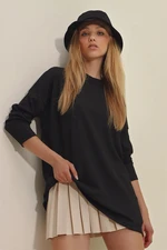 Trend Alaçatı Stili Women's Black Crew-neck Basic Seasonal Oversize Blouse with slits in the sides