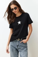 Trendyol černé 100% bavlněné tričko s hvězdami, s pravidelným vzorem a kulatým výstřihem.