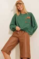 Trend Alaçatı Stili Women's Green Crewneck Sweatshirt with Pockets Embroidered Teddy bears